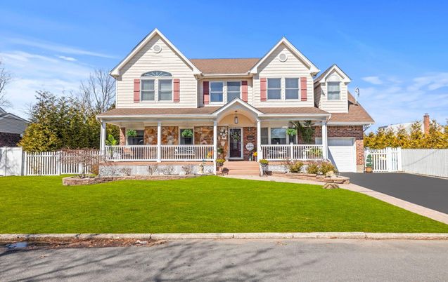 Attached, Exterior, Facade, Farmhouse