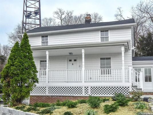 Exterior, Facade, American Foursquare