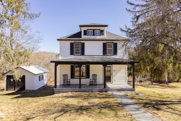 Exterior, Facade, American Foursquare