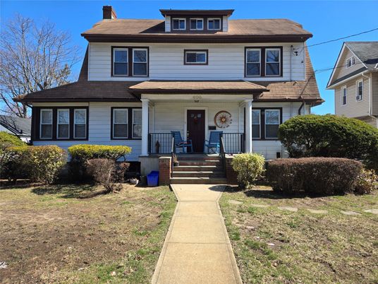 Exterior, Facade, American Foursquare