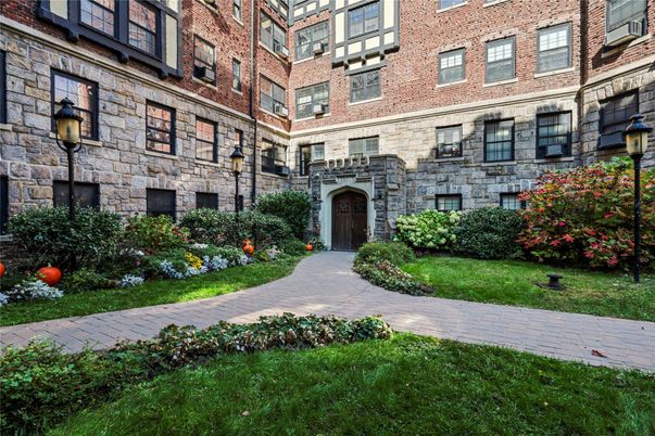 Exterior, Facade, Brick Facade, Rowhouse