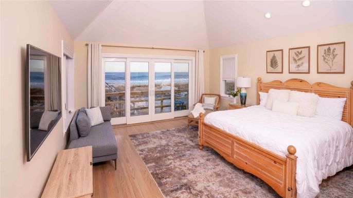 Bedroom, Interior, Recessed Lighting, Water, Wood Texture Flooring