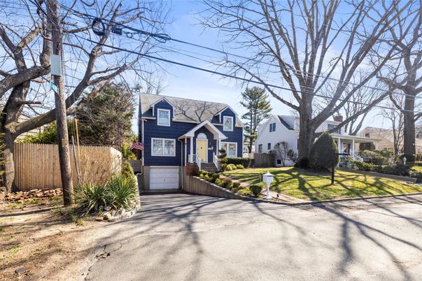 Attached, Exterior, Facade, Cape Cod
