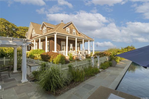 Exterior, Facade, Queen Anne Victorian