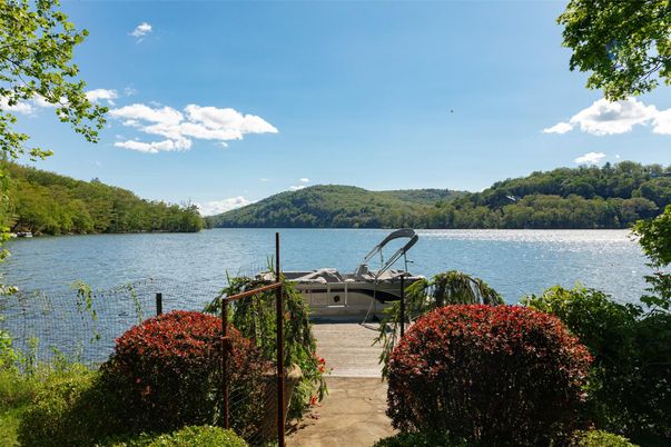 Exterior, Lake