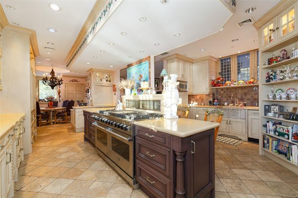 Chandelier, Dining room, Interior, Kitchen, Recessed Lighting, Stainless Steel Appliances, Wooden Beams