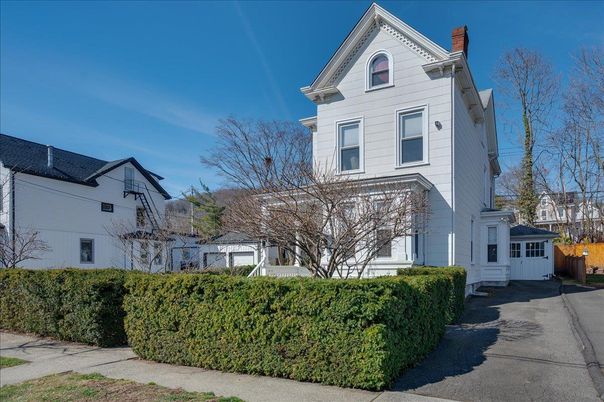 Exterior, Facade, Queen Anne Victorian