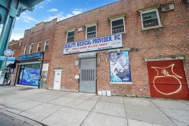 Exterior, Facade, Brick Facade, Rowhouse
