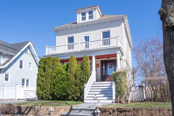 Exterior, Facade, American Foursquare