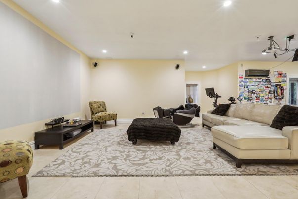 Fitness Equipment, Interior, Living room, Recessed Lighting