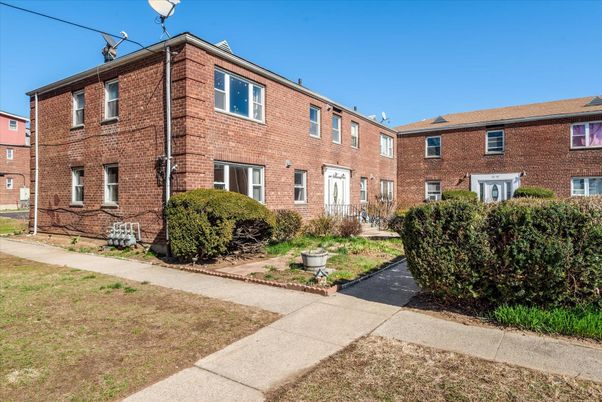 Exterior, Facade, Brick Facade, Rowhouse
