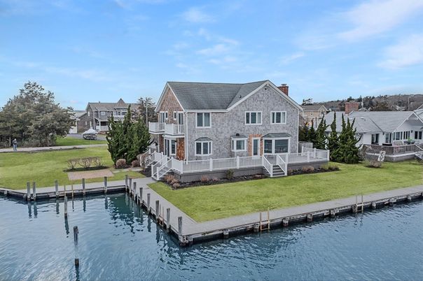 Exterior, Lake