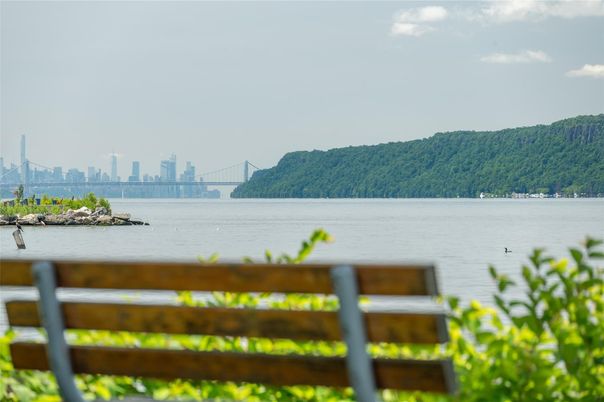 Exterior, Lake