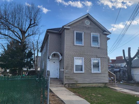 Exterior, Facade, Queen Anne Victorian