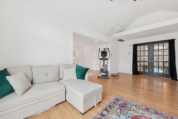 Fitness Equipment, Interior, Living room, Recessed Lighting, Wood Texture Flooring