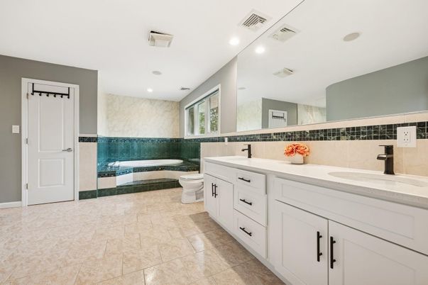 Bathroom, Dual Sink Vanities, Interior, Recessed Lighting