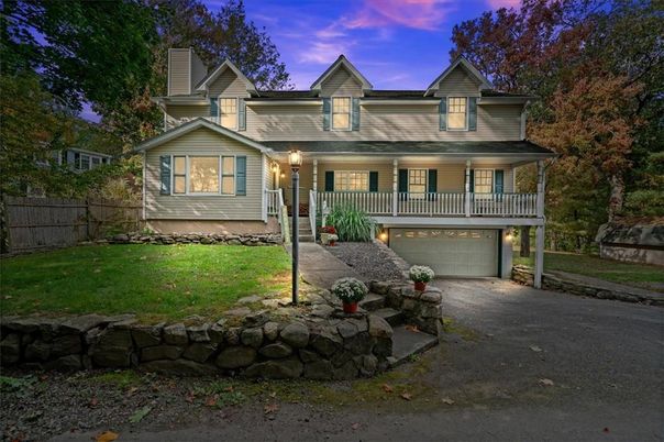 Attached, Exterior, Facade, Queen Anne Victorian