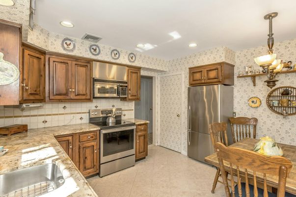 Dining room, Interior, Kitchen, Recessed Lighting, Stainless Steel Appliances