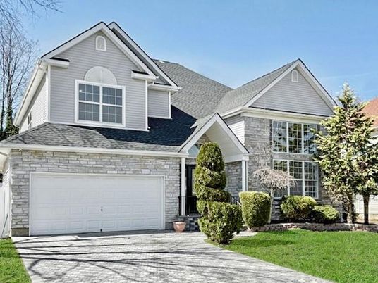 Attached, Exterior, Facade, American Craftsman