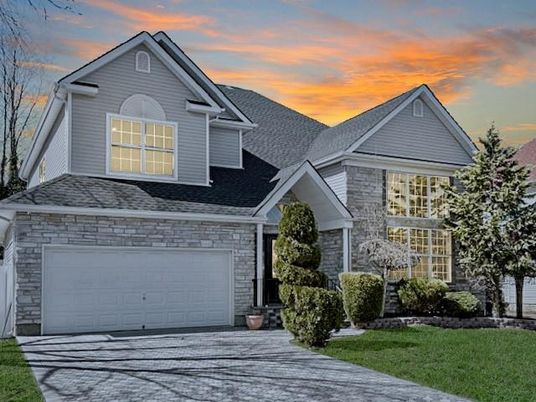 Attached, Exterior, Facade, American Craftsman