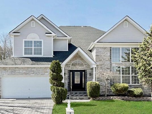 Attached, Exterior, Facade, American Craftsman