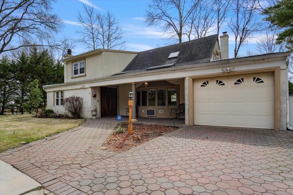 Attached, Exterior, Facade, Ranch