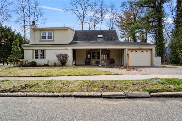 Attached, Exterior, Facade, Ranch