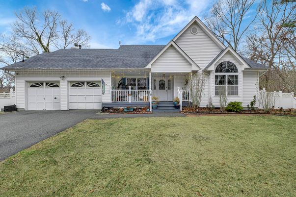 Attached, Exterior, Facade, Farmhouse