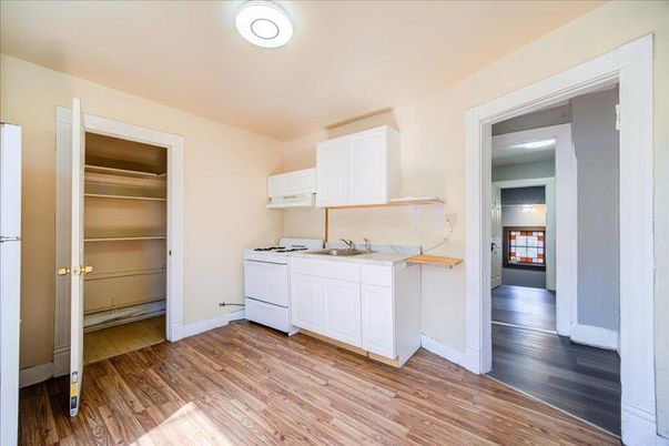 Interior, Washer, Wood Texture Flooring