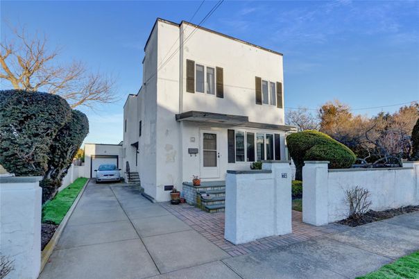 Exterior, Facade, Modern