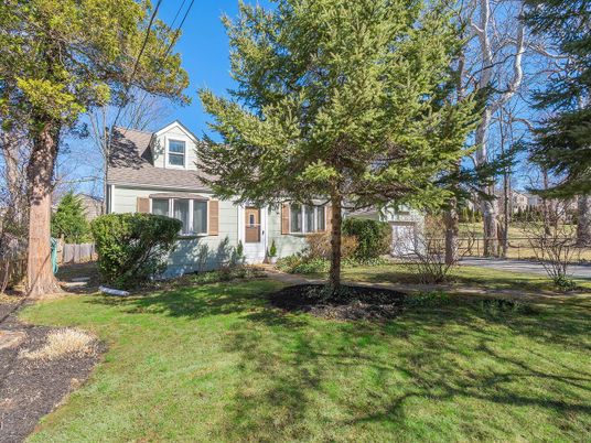 Attached, Exterior, Facade, Cape Cod