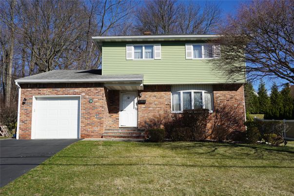Attached, Exterior, Facade, Brick Facade, Split Level