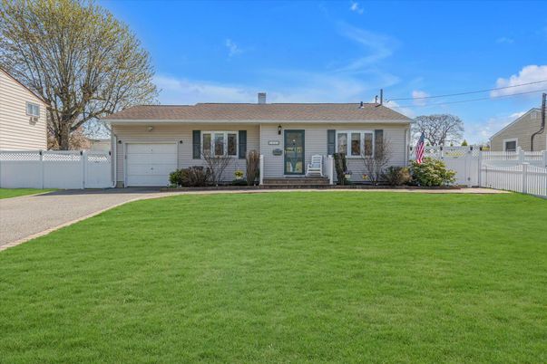 Attached, Exterior, Facade, Ranch