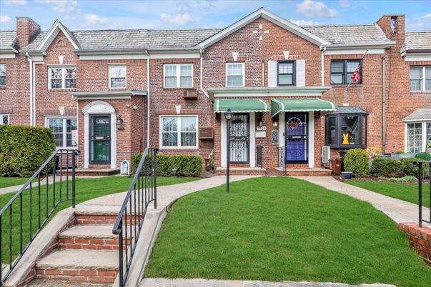 Exterior, Facade, Brick Facade, Rowhouse