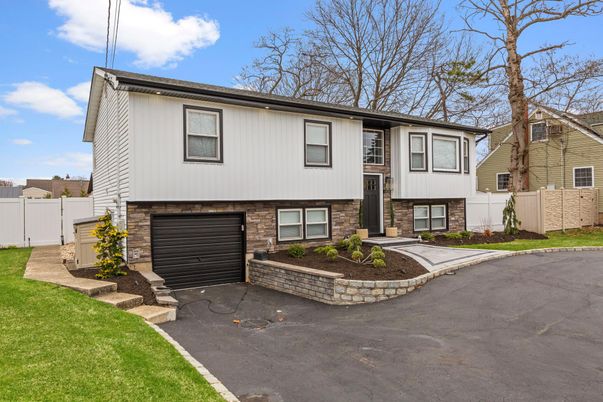 Attached, Exterior, Facade, Brick Facade, Raised Ranch