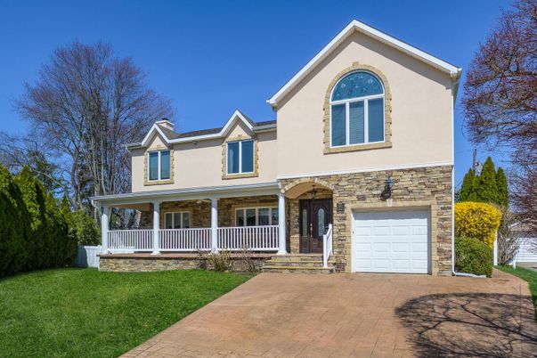 Attached, Exterior, Facade, Brick Traditional