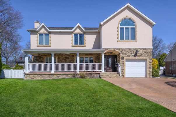 Attached, Exterior, Facade, American Craftsman