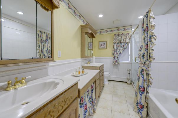 Bathroom, Dual Sink Vanities, Interior, Recessed Lighting
