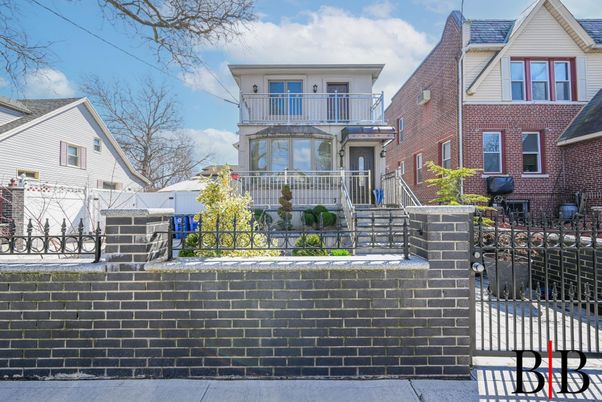 Exterior, Facade, Brick Facade, Queen Anne Victorian