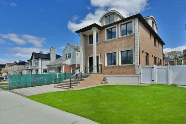 Exterior, Facade, Brick Facade, Rowhouse