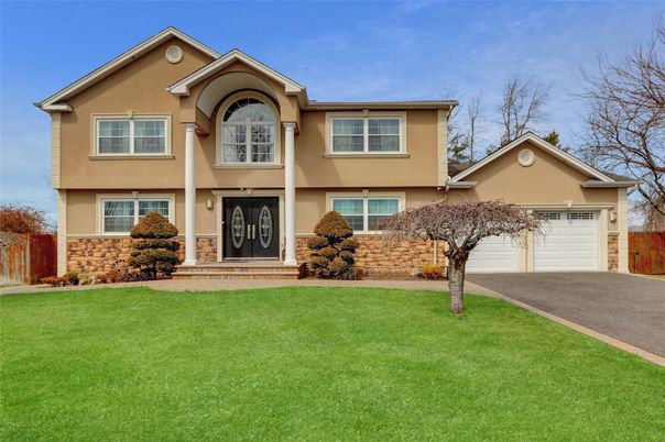 Attached, Exterior, Facade, Brick Traditional