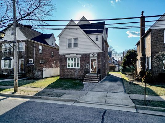 Exterior, Facade, Brick Facade, Queen Anne Victorian