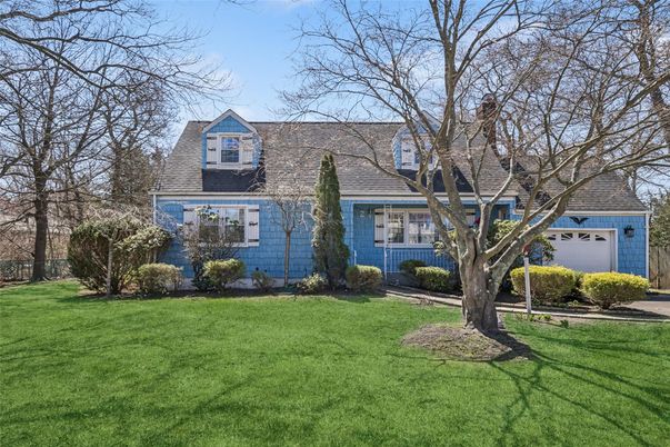 Attached, Exterior, Facade, Cape Cod