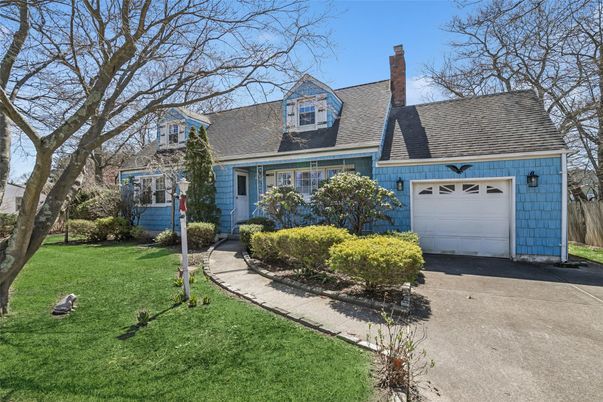 Attached, Exterior, Facade, Cape Cod