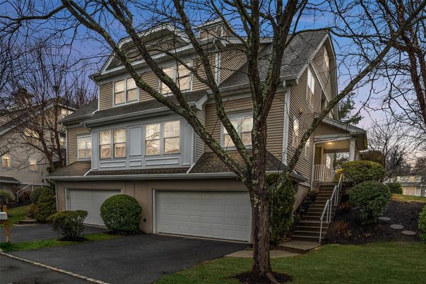 Attached, Exterior, Facade, Queen Anne Victorian