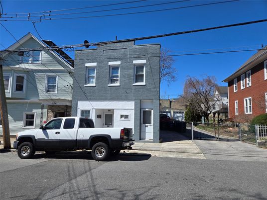 Exterior, Facade, Rowhouse