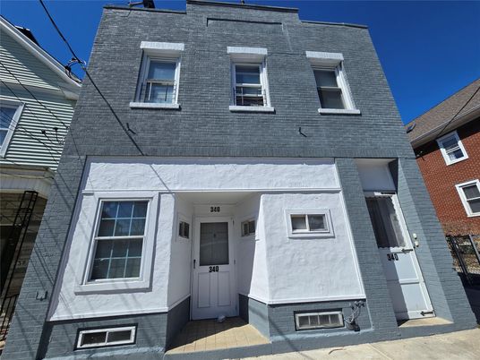 Exterior, Facade, Rowhouse