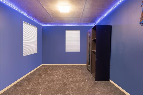 Empty room, Interior