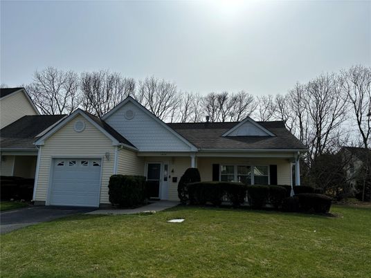 Attached, Exterior, Facade, Ranch