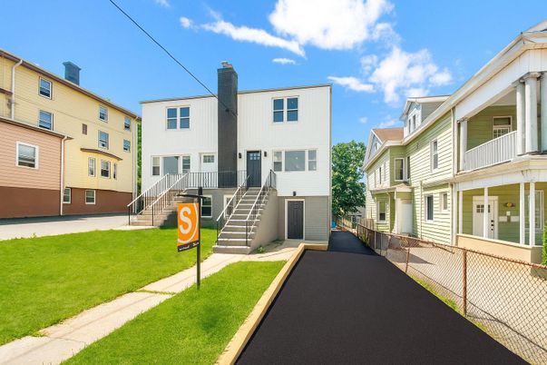 Exterior, Facade, Rowhouse